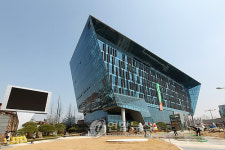 빚 한 푼 안내고 새 청사 지은 용산구