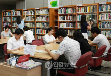 군포시청 현관에 작은도서관