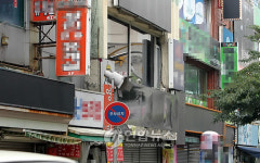 부산 도심에 검은 천 간판 성인오락실