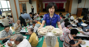 우리 동내 어르신 삼계탕 드세요!
