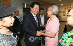 용산노인종합복지관 찾은 안상수 대표