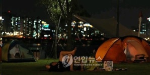 더워서 잠 안와 편의점 한강 점포 북적