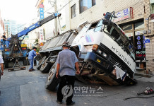 도로에 빠진 덤프트럭