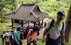 `어머니의 산 무등산 옛길로 보듬다