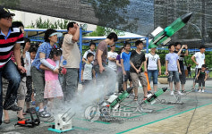 "물을 뿜으며 날아라~"