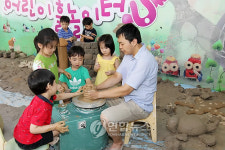 흙에서 뛰놀고 도자기 빚어요