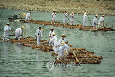 뗏목 타고, 송어 잡고..영월 동강축제 개막