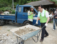 장태평 장관, 합천서 집 고쳐주기 봉사