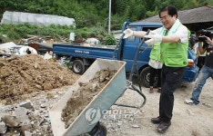 장태평 장관, 합천서 집 고쳐주기 봉사