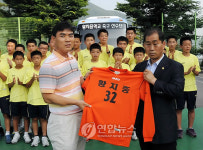 태백시축구협, 황지중 축구단 버스 기증