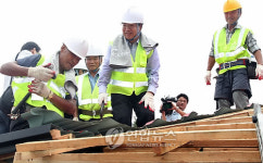 희망근로 지붕개량 작업하는 총리