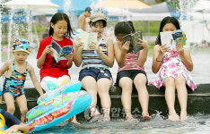 물장구 치며 독서를