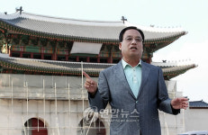 광화문 복원 의미 설명하는 신응수 대목장