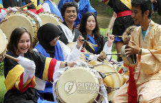 외국 학생들 한국 가락 얼쑤