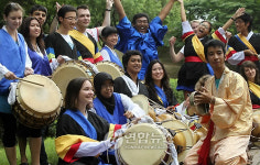 외국 학생들 한국 가락 얼쑤