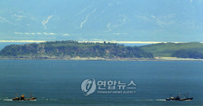 北 월래도 진지 앞 지나는 중국 어선들