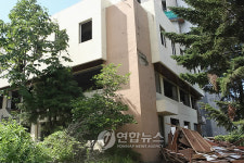 철거공사중인 옛 부평 경찰종합학교 학생관