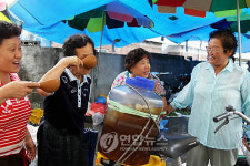 25년째 장터에 냉수 나눠주는 칠순할머니