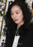 슬픔에 고개 떨군 이민영
