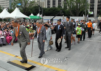 광복절 경축식 참석하는 국민대표들