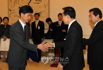 임명장 받는 모철민 문화체육관광부 1차관