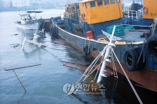 인천 연안부두서 어선 침몰..연료유 유출