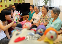 어르신들에게 웃음을