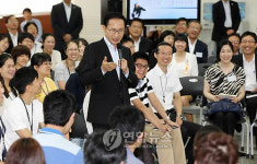 청년창업센터 방문한 이 대통령