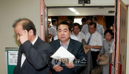 강연장을 떠나는 교장선생님