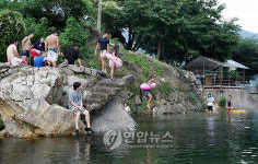 춘천 폭염..계곡서 무더위 식히는 시민들