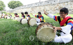 더위, 풍물로 날려 버린다
