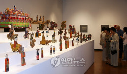 한국의 꼭두, LA서 미국인과 만남