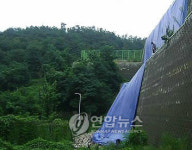 광명 다목적운동장 개장 4개월만에 옹벽 붕괴