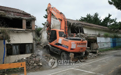 강릉 경포 해변의 흉물 철거 시작