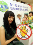 손 대지 않고 혼자 손 씻어요