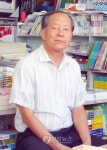 15년째 동사무소에 월간지 기증하는 이준득 통장