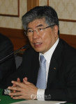 모두발언하는 김중수 한은총재