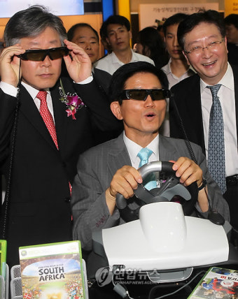3D 게임 체험하는 김문수 지사와 이재명 시장