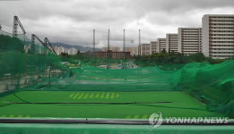 태풍으로 휘어진 골프연습장 철탑