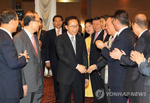 이 대통령 방송의 날 축하연 참석