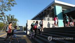등교하는 송도국제도시 채드윅 국제학교 학생들