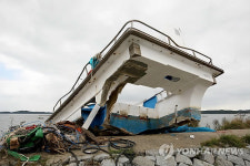 태안 방파제로 올라온 난파 어선