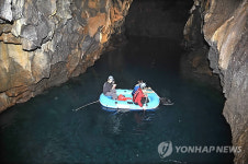 제주 용천동굴의 호수