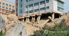 울산외고 옹벽 붕괴..준공 또 지연될 듯