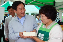 유정복 장관, 직거래장터 판매 행사