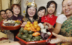 송편 만드는 다문화가정 주부들