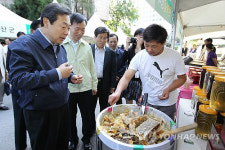 직거래 장터 방문한 맹형규 장관