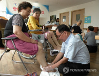 이춘식, 노인시설서 배식.발마사지 봉사
