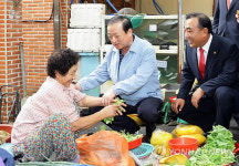 신정시장 찾은 최병국의원