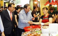 신정시장 찾은 최병국의원